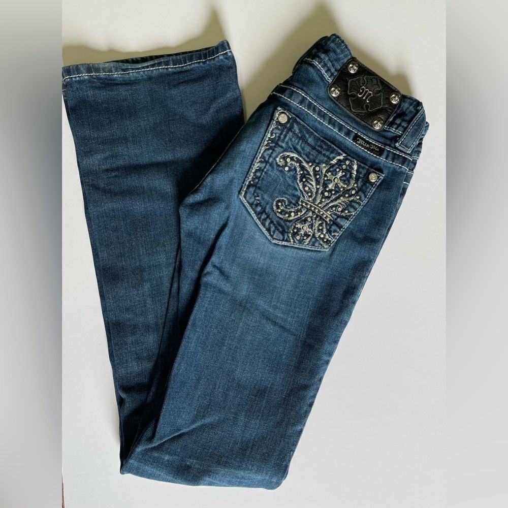 EUC Women’s Miss Me Embellished Fleur-De-Lis Pocket Bootcut Jeans.